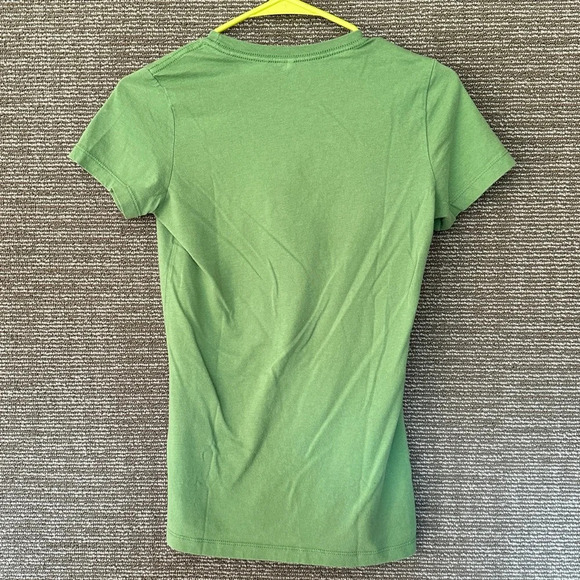 Yuengling Beer Women’s Tshirt Size Medium Green - Picture 2 of 3